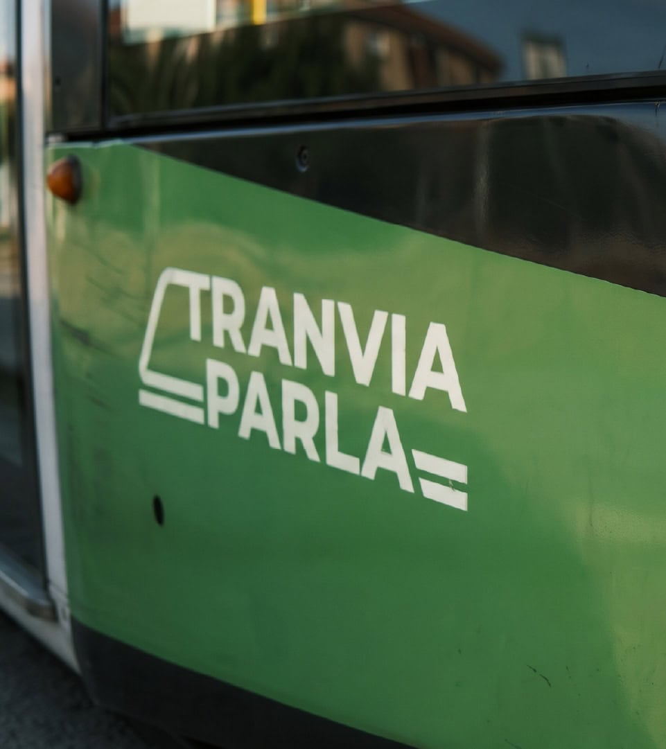 Logotipo de Tranvía de Parla aplicado en el lateral del vehículo, identidad de Baud