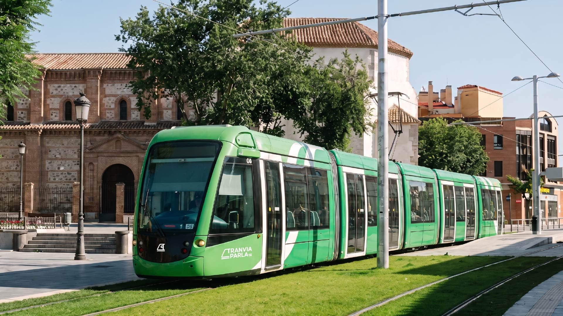 Tranvía de Parla circulando junto a la iglesia con la nueva identidad diseñada por Baud