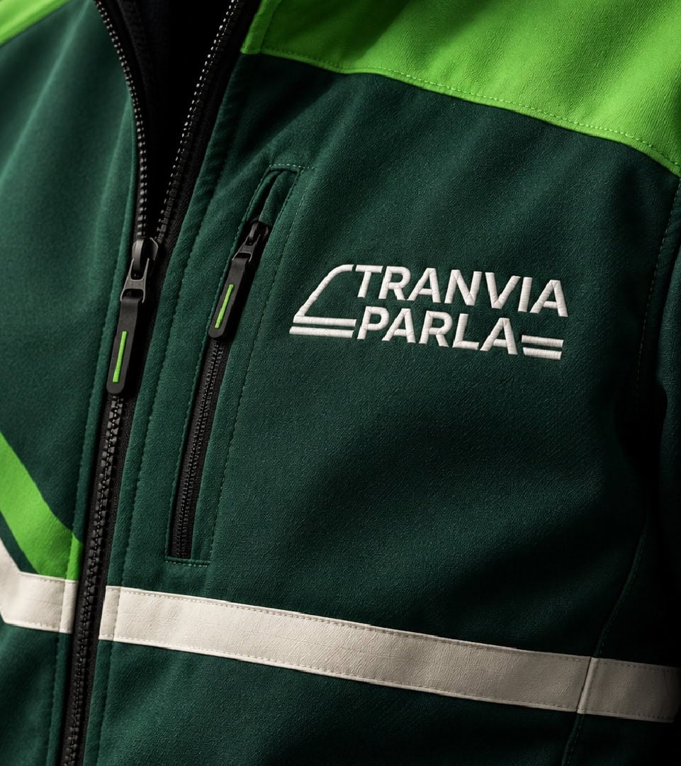 Uniforme del personal de Tranvía de Parla con el logotipo bordado, identidad de Baud