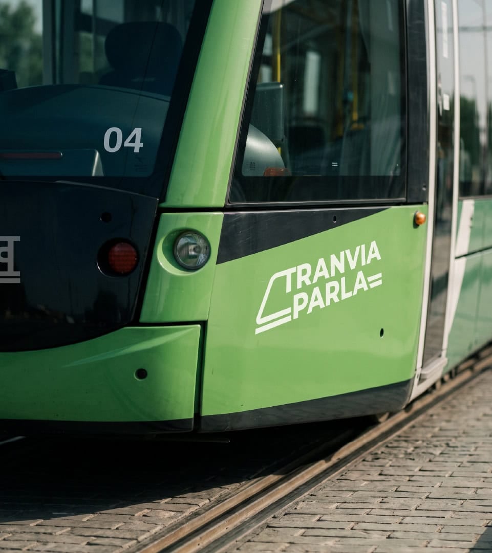 Frontal y lateral del Tranvía de Parla con la nueva marca, trabajo de Baud